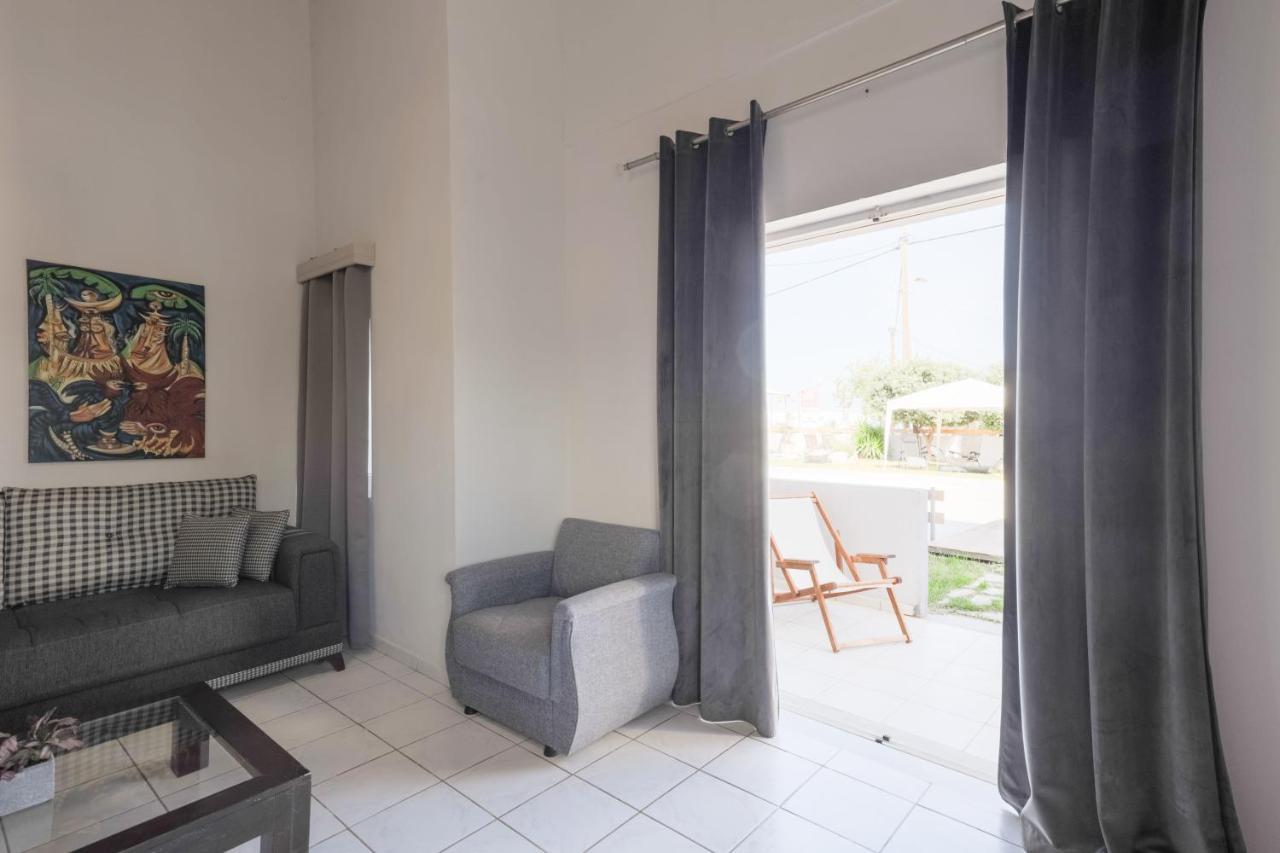 Banana Moon Aparthotel Adelianos Kampos Buitenkant foto